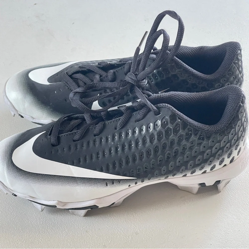 Nike Vapor Fastflex Gray and White Cleats in size 6Y
